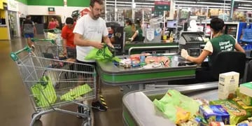  Los supermercados han tomado medidas preventivas para evitar contagios, como mantener distancia entre clientes. - Mariana Villa / Los Andes