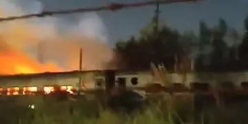 Prendieron fuego seis vagones de tren en desuso en Buenos Aires