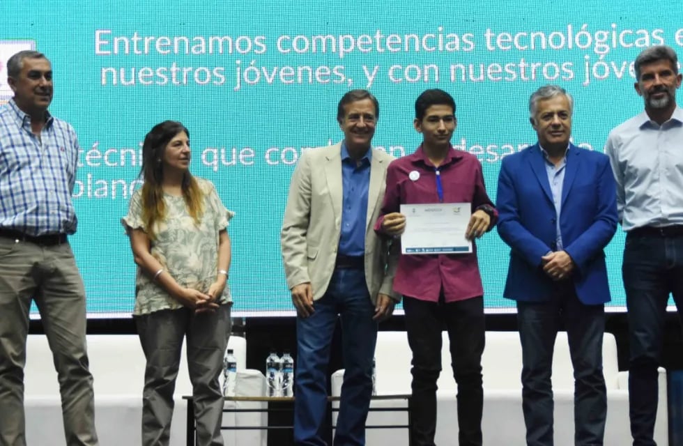 Las certificaciones fueron entregadas por el gobernador de Mendoza, Rodolfo Suárez. Foto: Gentileza