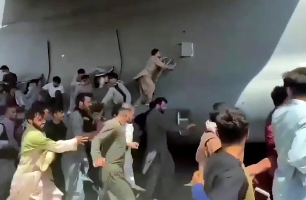 Miles de afganos se apresuraron a subir a la pista del aeropuerto, algunos tan desesperados por escapar de la captura de su país por los talibanes que se aferraron al avión militar estadounidense mientras despegaba y se precipitaba hasta la muerte. (CGU verificado a través de AP)