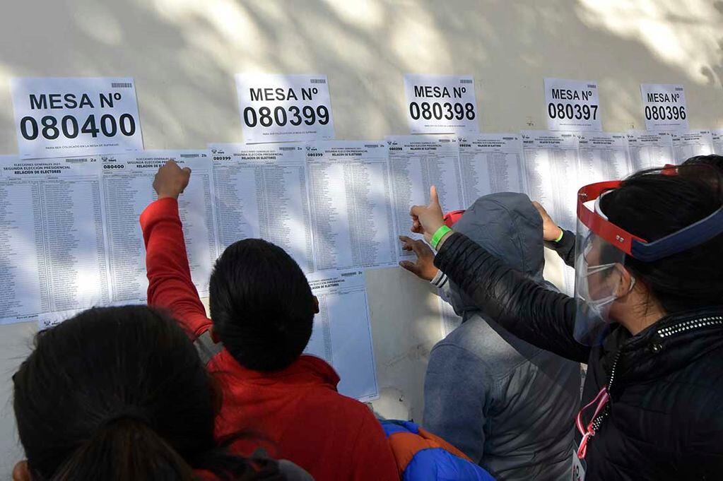 Mas de 5000 ciudadanos peruanos votaron presidenciales de Perú, en la Federación Mendocina de Box.