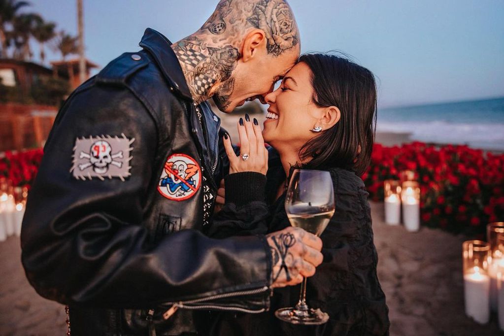 La pareja anunció su compromiso con unas tiernas postales en Instagram.