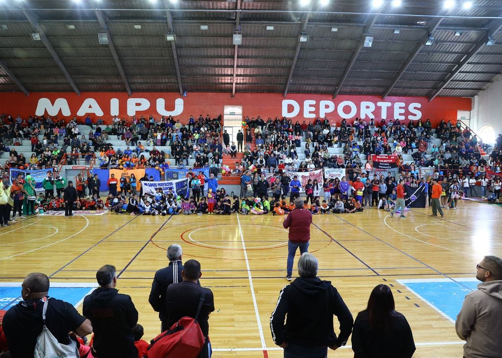 Stevanato dio el puntapié inicial a los torneos de fútbol del departamento. Foto: Maipú Municipio.