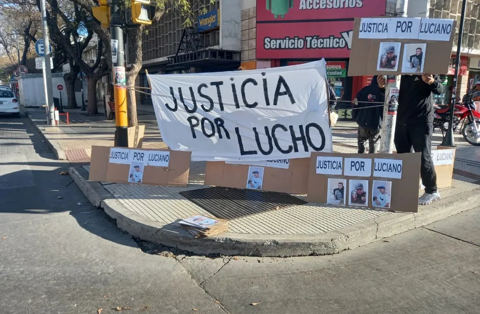 Familiares de Luciano Francisco Gómez pidieron en justicia en el centro de San Rafael. / Facebook
