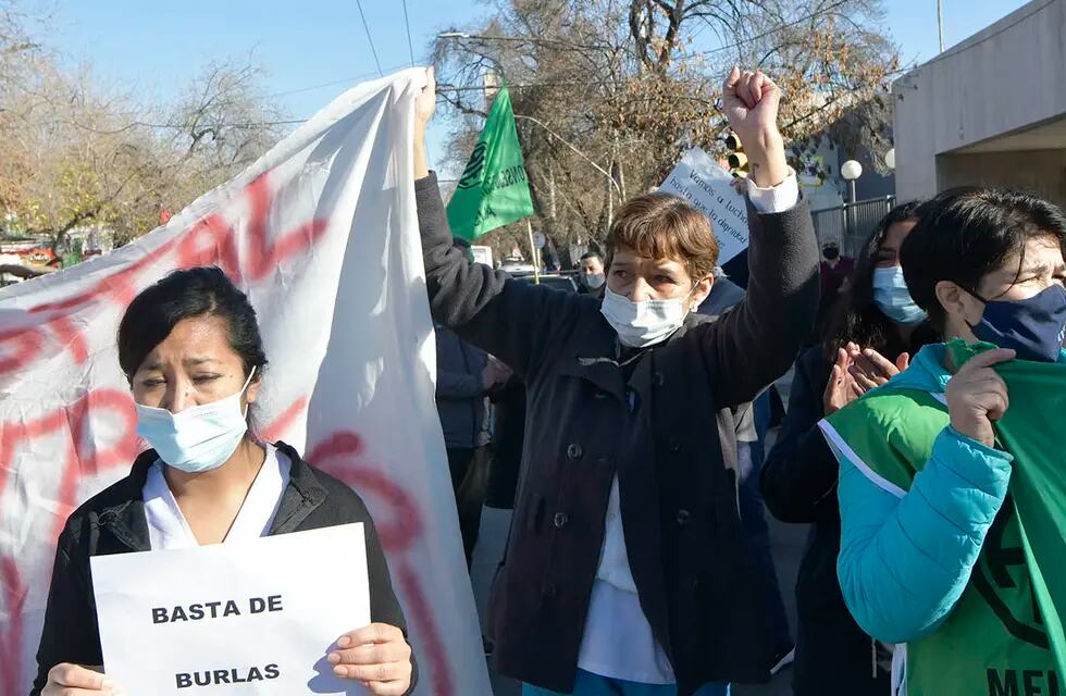 Trabajadores de ATE y de gremios de la Salud, reclaman en el Hospital Central.
Foto archivo : Orlando Pelichotti  / Los Andes