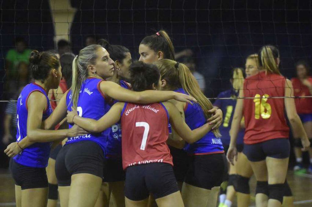 
UNA PENA. El COP juega finales locales y aporta chicas a selecciones. | Gustavo Rogé / Los Andes
   