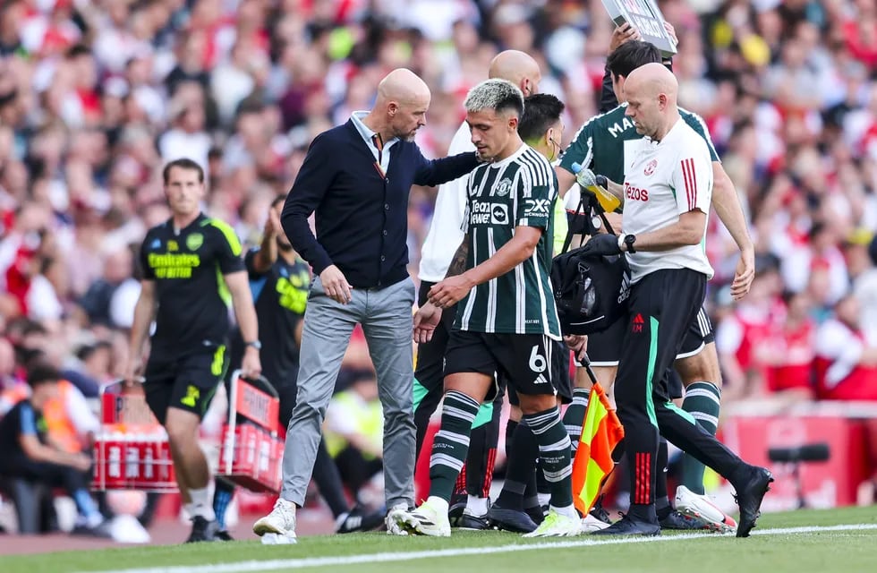 El defensor del Manchester United, Lisandro Martínez, tuvo que sañir por un golpe y está en duda para los partidos de Eliminatorias.