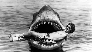  Bromas de rodaje. Steven Spielberg se deja devorar por el muñeco usado para la película “Tiburón” (1975).