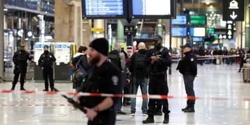 Un hombre armado con un gancho metálico afilado atacó a seis personas en la estación de París