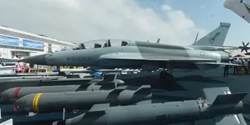 La Argentina negocia con China la compra de aviones militares y vehículos blindados