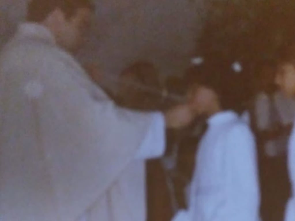 Foto del sacerdote, a los 27 años, administrando la primera comunión a su víctima, de 9 años. Foto: Cadena SER