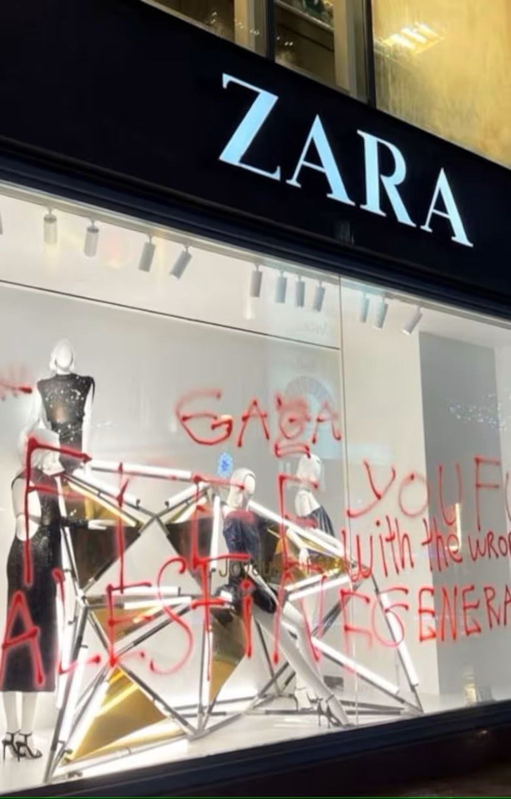 Vandalizaron comercios de Zara por su polémica campaña. 