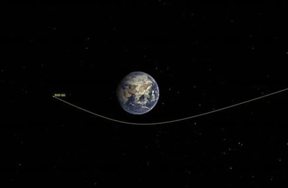 La ilustración muestra la trayectoria del asteroide 2020 QG doblada durante su aproximación a la Tierra.