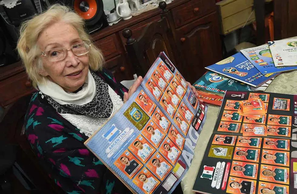 Día del jubilado y la abuela que todos queremos: con 75 años, Ana usa su jubilación para comprar figuritas del mundial. Foto: José Gutierrez / Los Andes