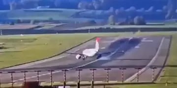 Uno de los neumáticos de un avión estalló en pleno despegue y generó pánico