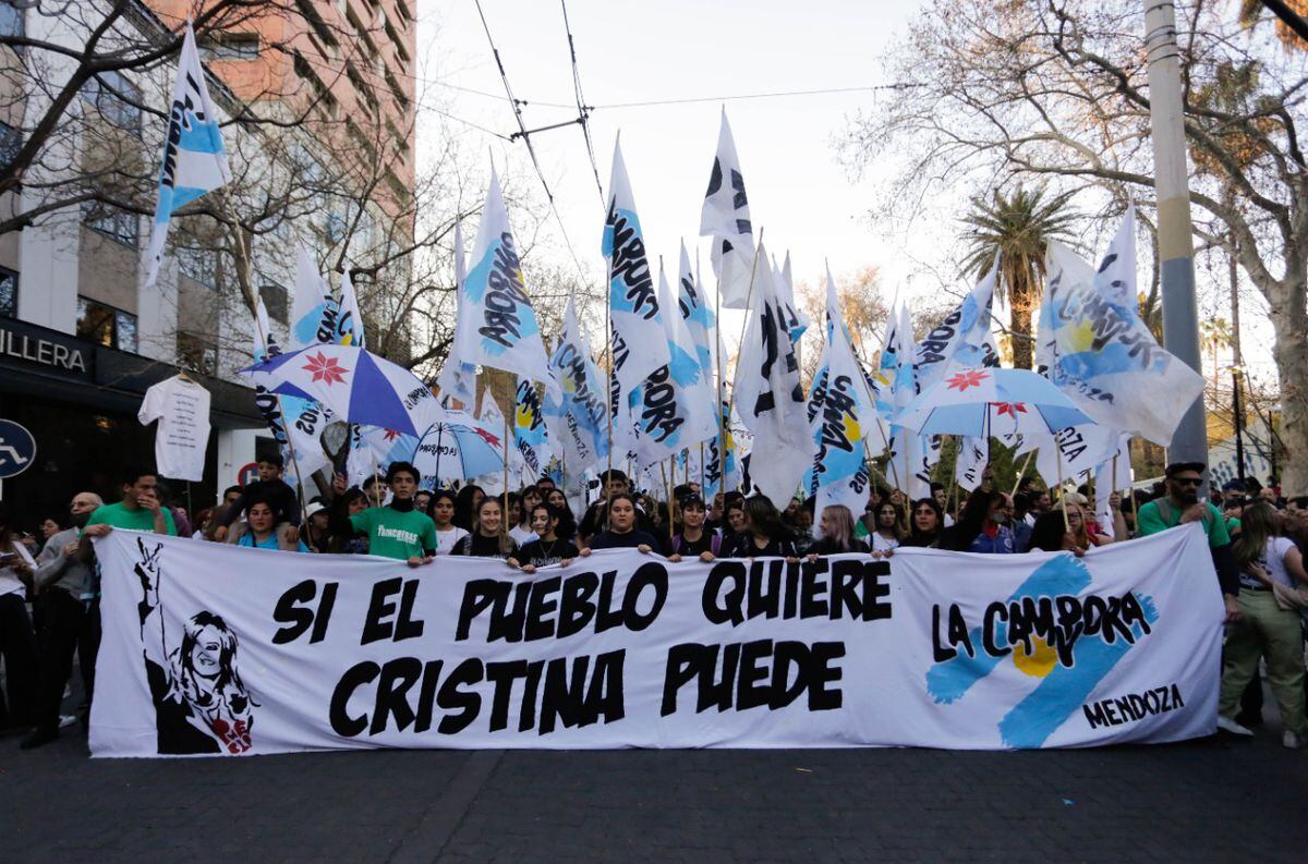La Cámpora y otras organizaciones sociales realizaron una multitudinaria manifestación en Mendoza en apoyo a Cristina Kirchner. Foto: Mariana Villa / Los Andes