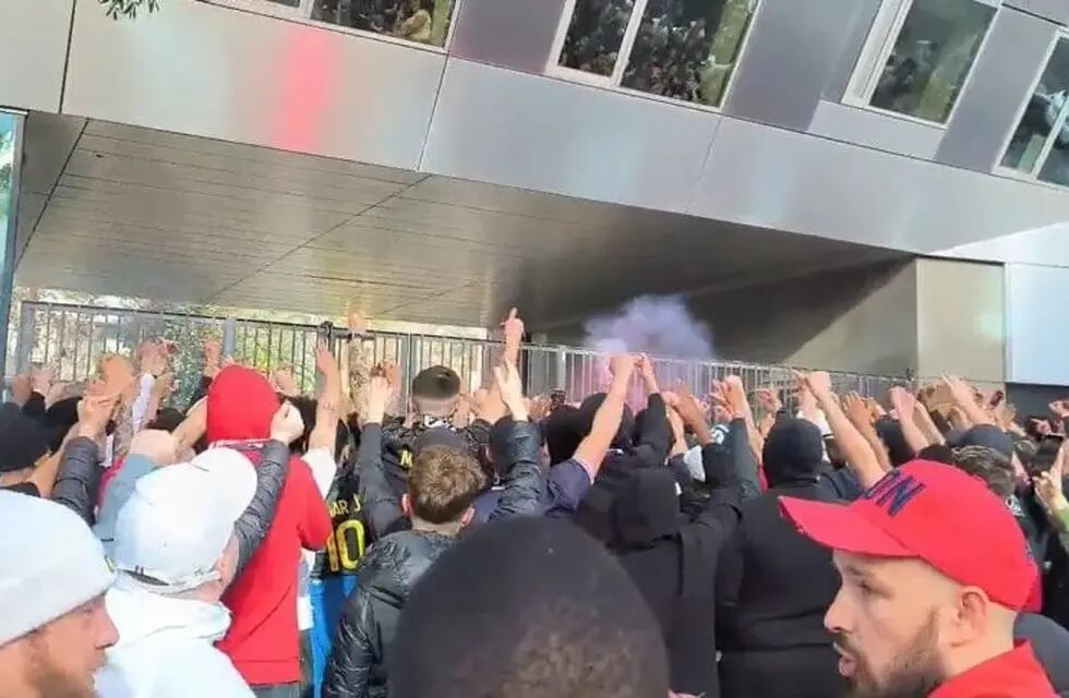 El Colectivo de Ultras de PSG impulsó una movilización frente a la sede administrativa e insultaron a Lionel Messi. / Gentileza.