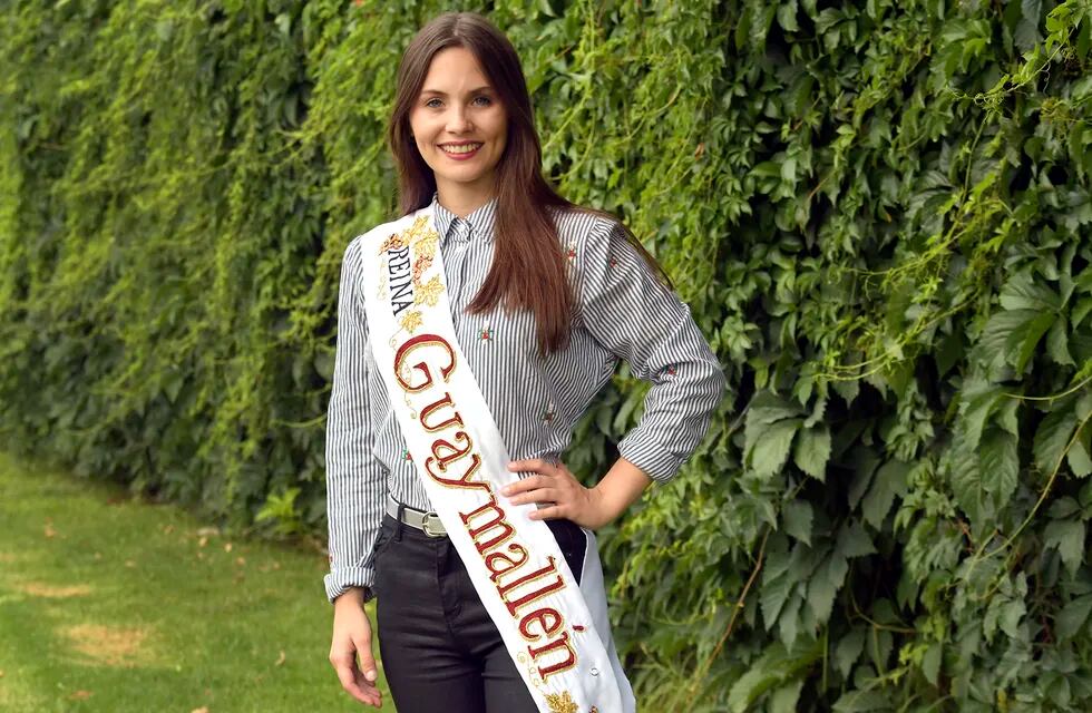 La reina de la Vendimia del Departamento de Guaymallén Julieta Belen Lonigro (22) , representó al Distrito Los Corralitos. Foto Orlando Pelichotti / Los Andes