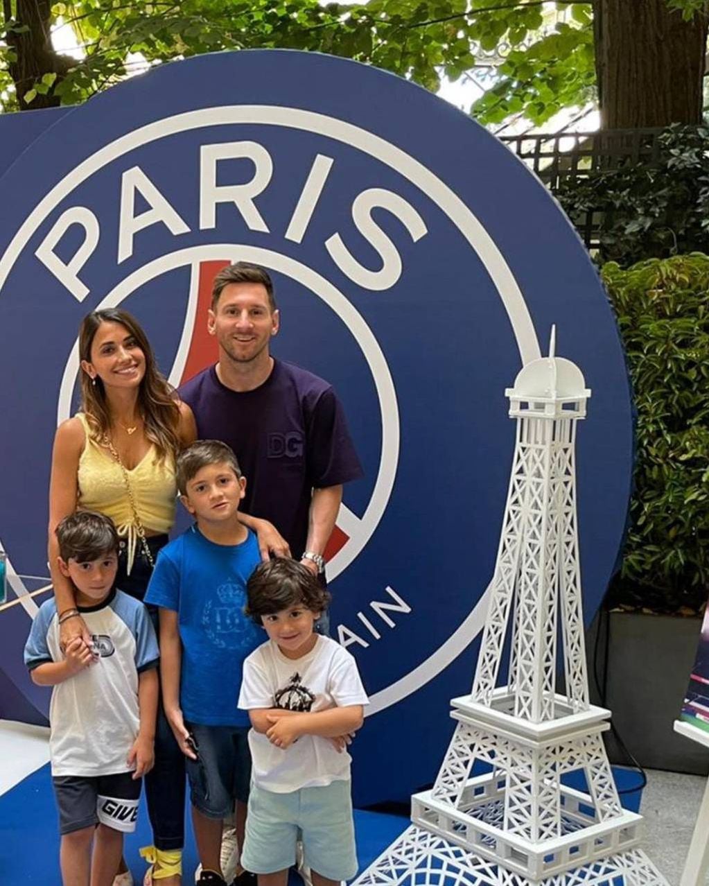 Lionel Messi y Antonela Roccuzzo posaron con sus hijos con el escudo de PSG y una miniatura de la torre Eiffel.