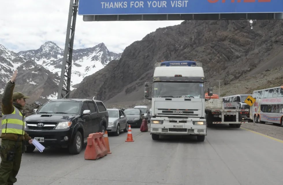 Camioneros reclaman por la deficiente atención en la frontera con Chile /Imagen Ilustrativa
