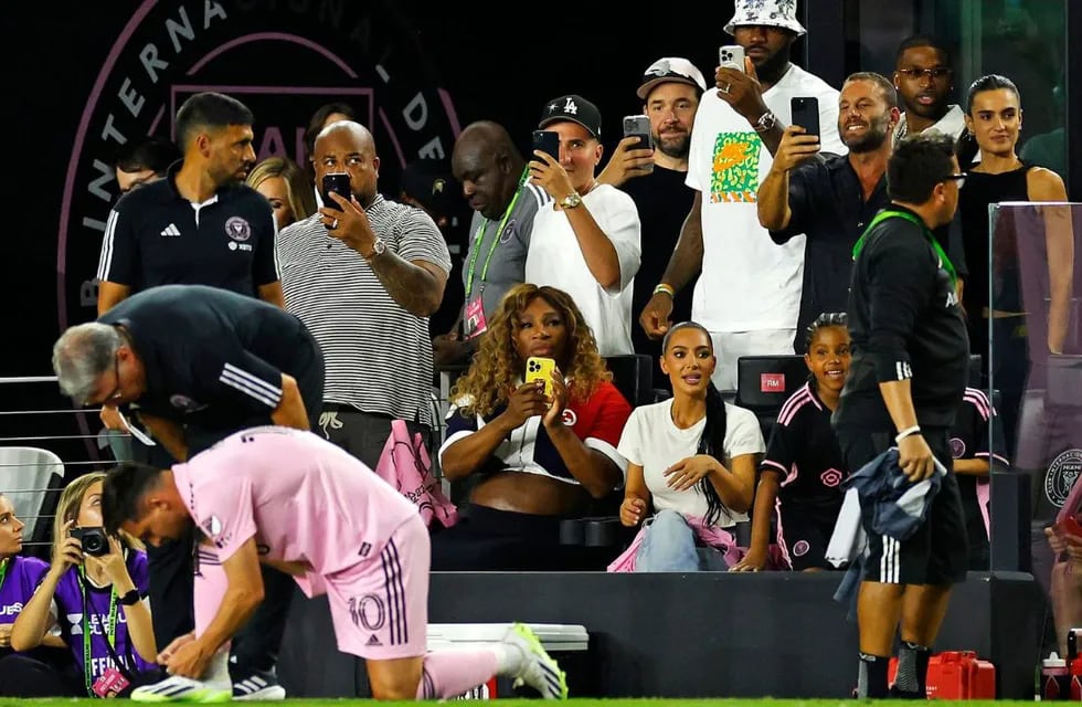Lebron James y Serena Williams, los mejores en su deporte, grabando la entrada de Messi al campo de juego durante el segundo tiempo. Foto: Twitter.