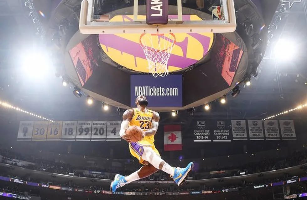 NBA: LeBron James imitó una jugada de Kobe Bryant e hizo emocionar al mundo