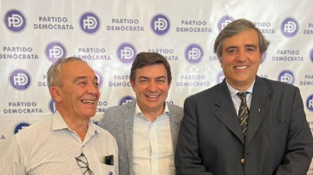 En el medio Omar De Marchi y a la derecha Armando Magistretti, presidente del PD.