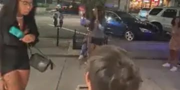 “Esto es lo peor que me ha pasado”, un músico callejero muestra en video como es atacado y robado por una mujer