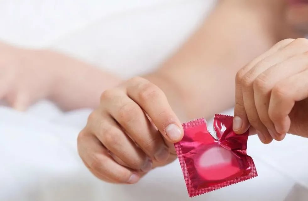 El preservativo previene de enfermedades de transmisión sexual y es barrera para embarazos no deseados. Pero puede ser parte también del juego erótico.