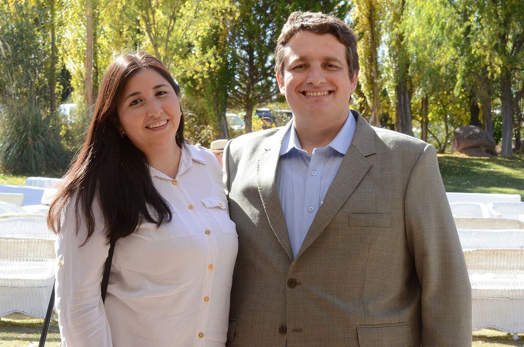 Felices y enamorados siempre, el tesorero del CAM Jorge Sesto junto a su esposa Antonella España