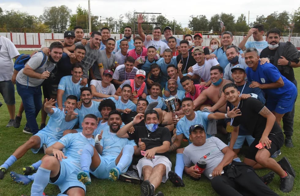 La alegría es solo gutierrina. En la final de la Liga Mendocina, Gutiérrez goleó por 5 a 2 a Andes Talleres y se consagró campeón. / Nicolás Ríos.