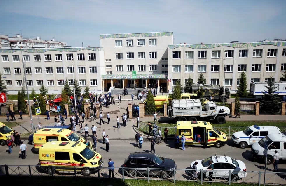 Ambulancias, coches de policía y un camión estacionados en la escuela después de un tiroteo en Kazán, Rusia. Foto: AP