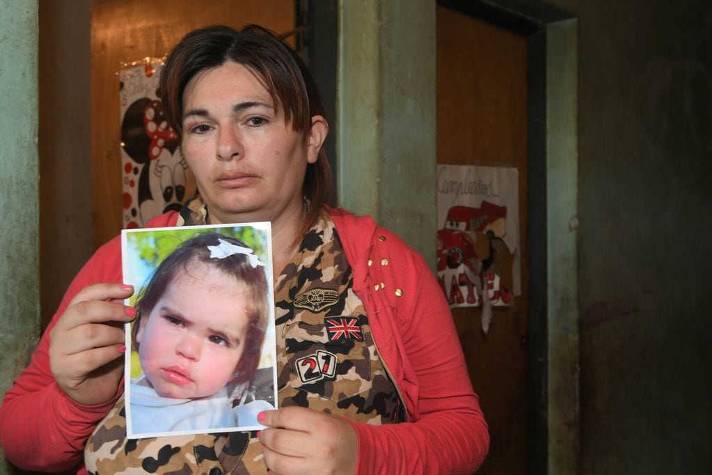 Lourdes, lesionada aquella noche, junto a la foto de su hija Aimara, una de las fallecidas.  José Gutiérrez / Los Andes 