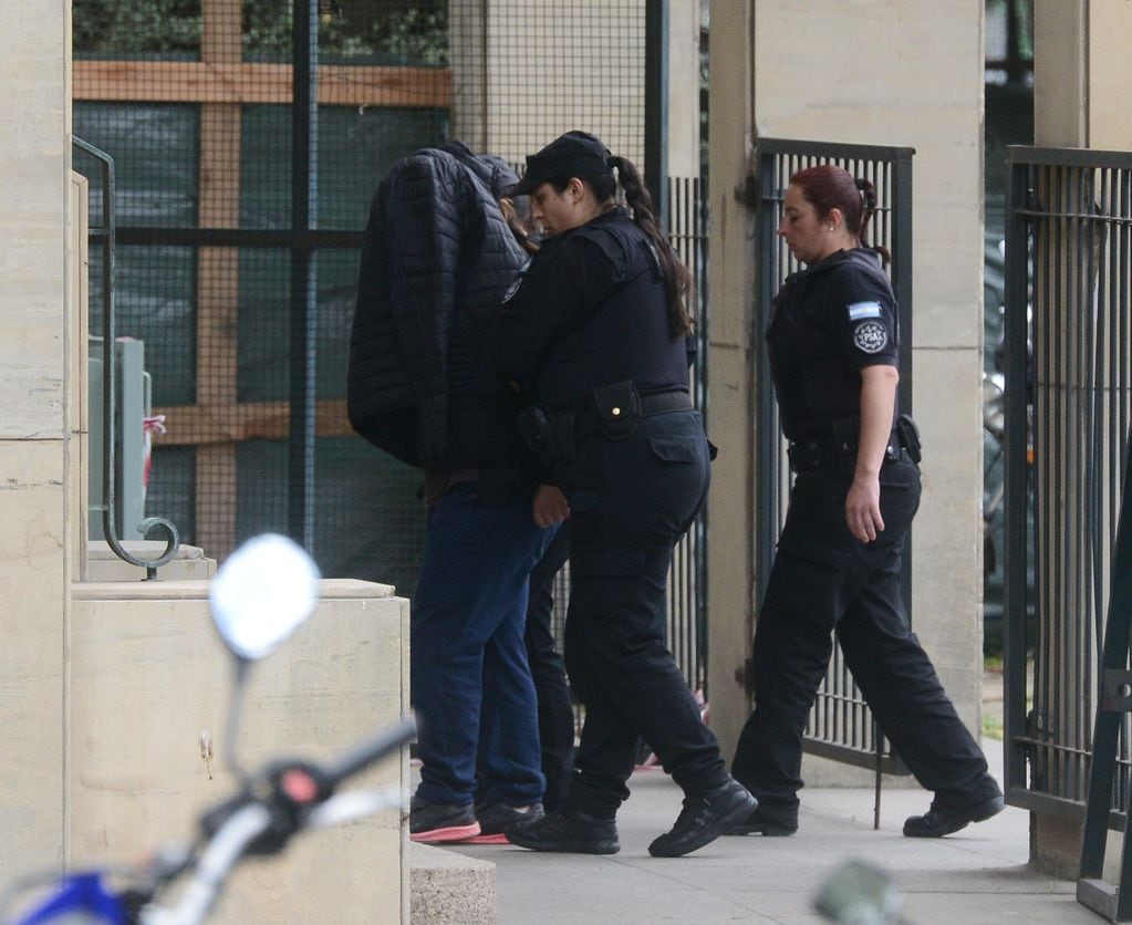 Agustina Díaz en su llegada a la ampliación de indagatoria en los Tribunales Federales de Comodoro Py por el ataque a Cristina Kirchner. Foto: Clarín