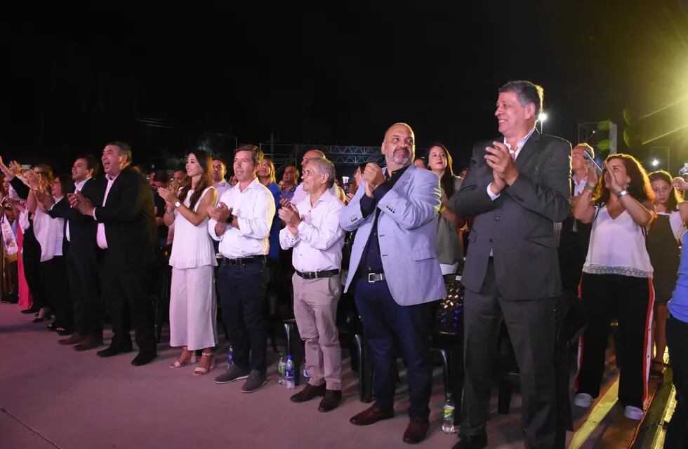Fiesta de la Vendimia de Las Heras. Daniel Orozco junto a funcionarios de la UCR y Las Heras. Mariana Villa / Los Andes.