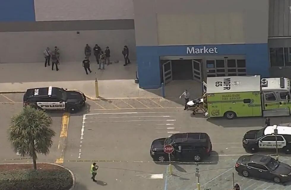 Tiroteo en supermercado en Florida dejó al menos tres personas heridas y una fallecida.