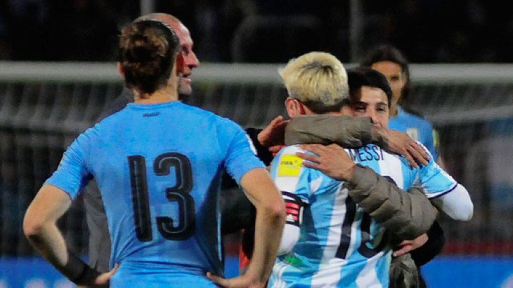 El eterno abrazo del hincha que se metió al campo de juego en Mendoza, abrazó a Messi y este martes, está en San Juan y recordó aquel momento.