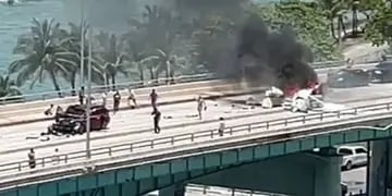 Video: una avioneta se estrelló en puente y chocó contra una camioneta