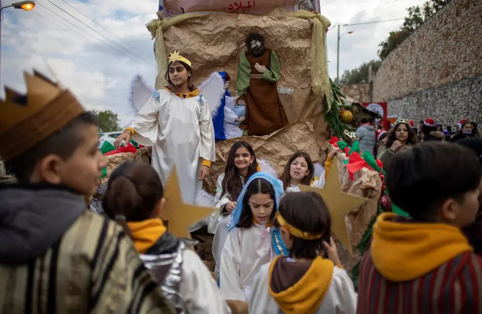 Niños árabes-israelíes disfrazados del pesebre tradicional participan del desfile de Navidad en Nazareth, Israel. (AP Photo/Ariel Schalit)