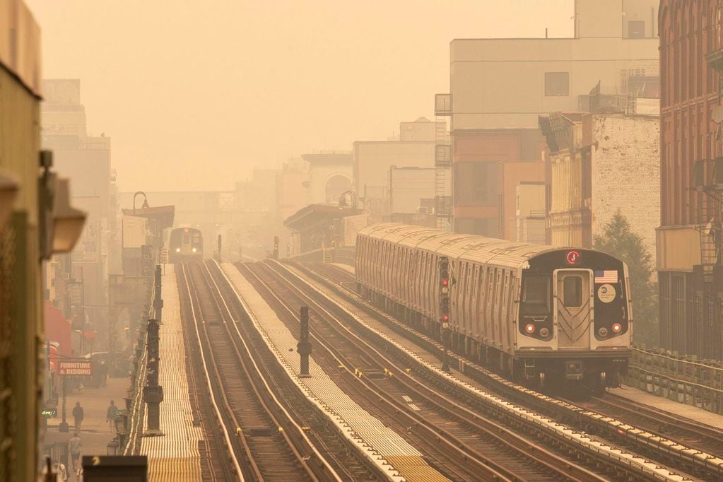 El humo como resultado de los incendios forestales canadienses envuelve el área de Nueva York, lo que la convierte en la peor calidad del aire en el mundo en este momento, como se ve en una plataforma del metro en el distrito de Brooklyn de Nueva York. Foto: EFE/EPA/SARAH YENESEL
