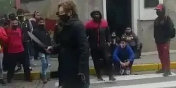Video: una anciana se hartó de los piquetes y enfrentó a los manifestantes a machetazos