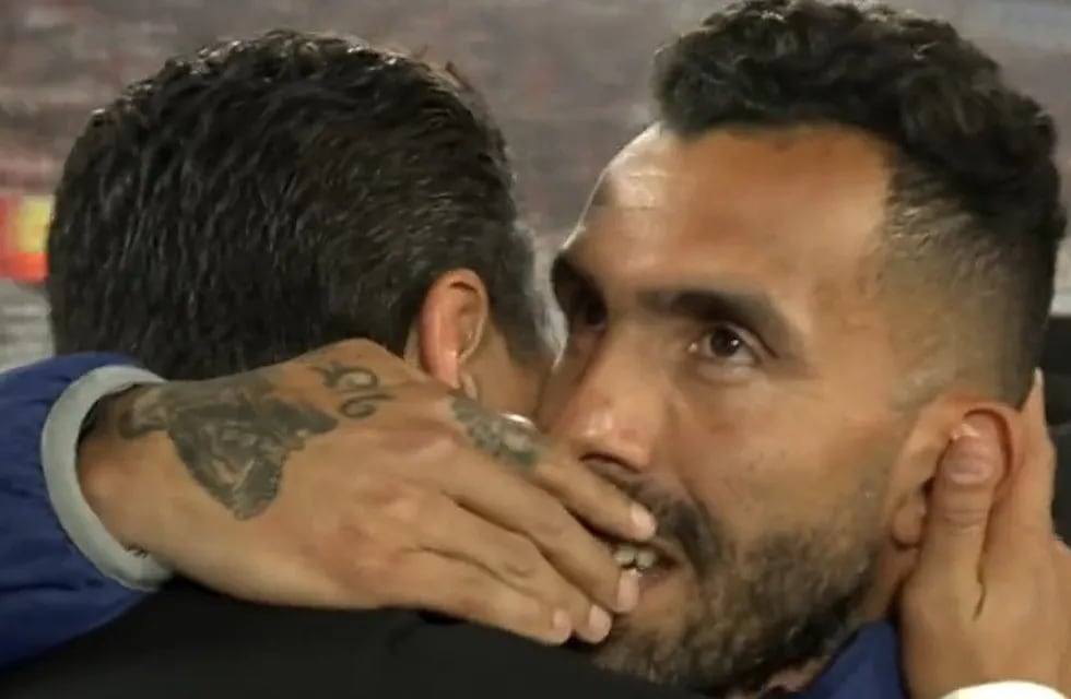 Marcelo Gallardo y Carlos Tevez se abrazaron en la previa del partido.