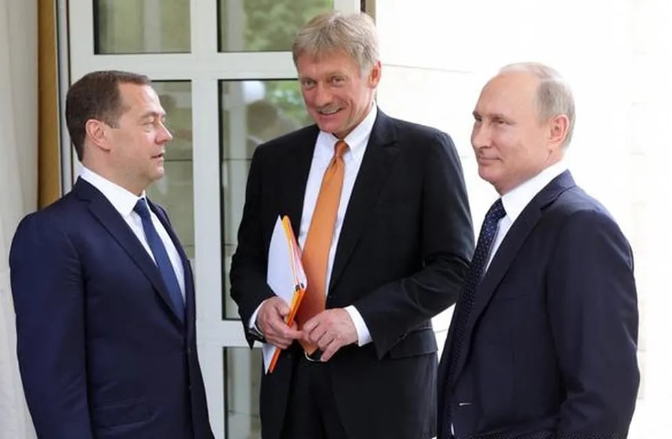 Dmitri Medvedev, Dmitri Peskov y Vladimir Putin en una imagen de archivo.