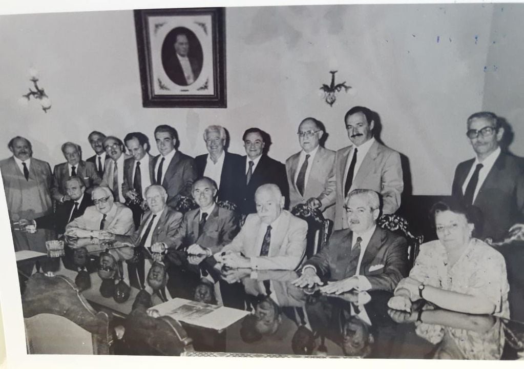 1986. Reunión de Bloque Senado Nacional. Margarita era la única mujer.
