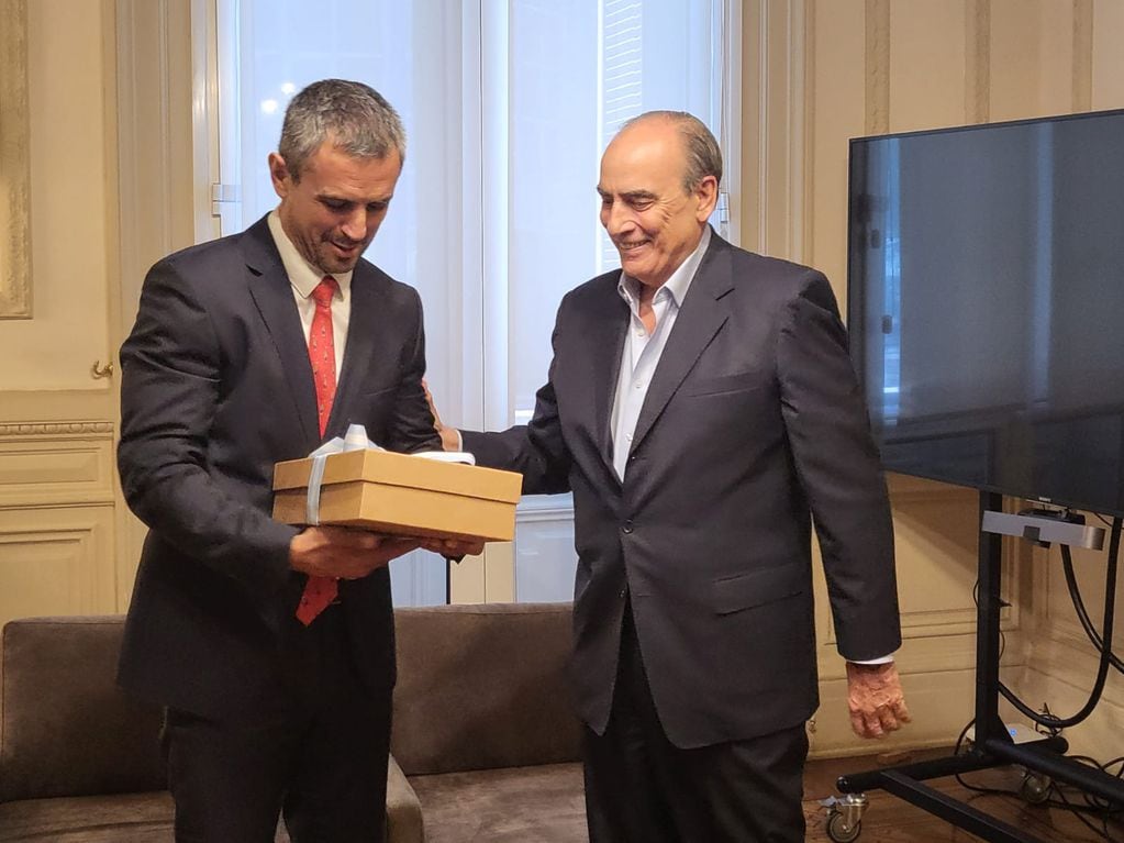 El ministro del Interior, Guillermo Francos le entregó al presidente de la Cámara de Diputados, Martín Menem, la "ley ómnibus" (Foto: HCDN)
