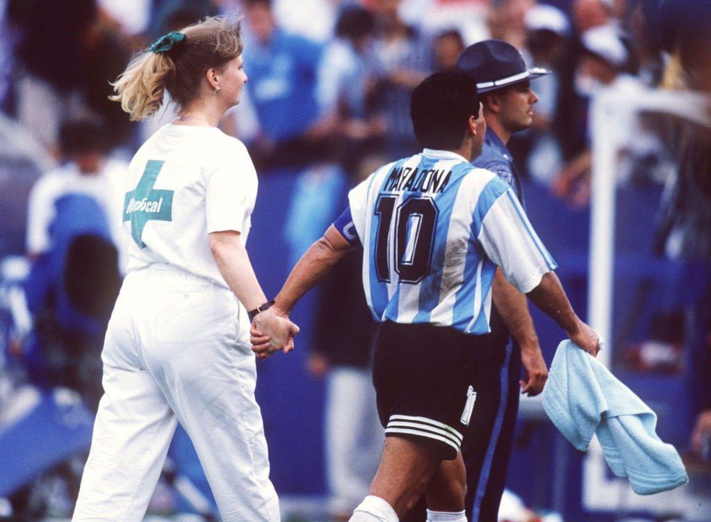 Maradona es retirado de la cancha por la famosa enfermera. Sería el último partido de Diego con la camiseta de la Selección Argentina. / archivo 