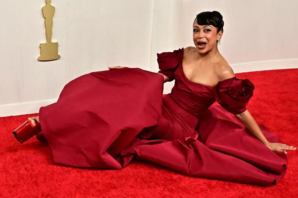 Liza Koshy se cayó en la alfombra roja de los premios Oscar 2024