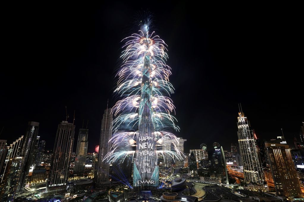 Los fuegos artificiales explotan en el Burj Khalifa, el edificio más alto del mundo, durante la celebración de la víspera de Año Nuevo en Dubai, Emiratos Árabes Unidos.