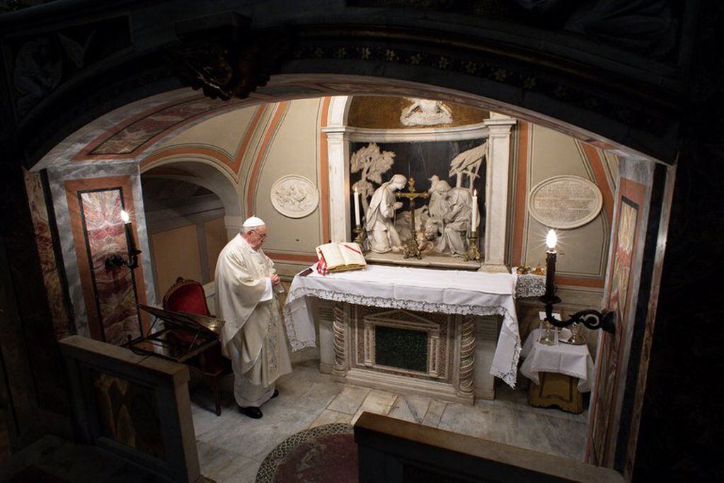 Sorprendió en la madrugada de Roma para rezarle a la Virgen de la Inmaculada Concepción.