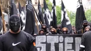 La policía de París fue criticada por autorizar una manifestación neonazi